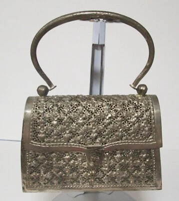 Bolso de mano pequeño con asa superior de metal perforado tono plata inusual Foto 1 de 4