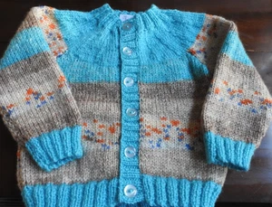 Jungen 12-18 Monate handgestrickt Langarm/Rundpasse Ausschnitt blau/mehrfarbig Cardigan - Bild 1 von 3