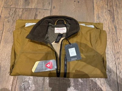CHAQUETA PRIMALOFT DE TELA DE HOJALATA FILSON COLOR TOSTADO OSCURO # 20263397 Talla Mediana Nueva con Etiquetas Foto 1 de 4