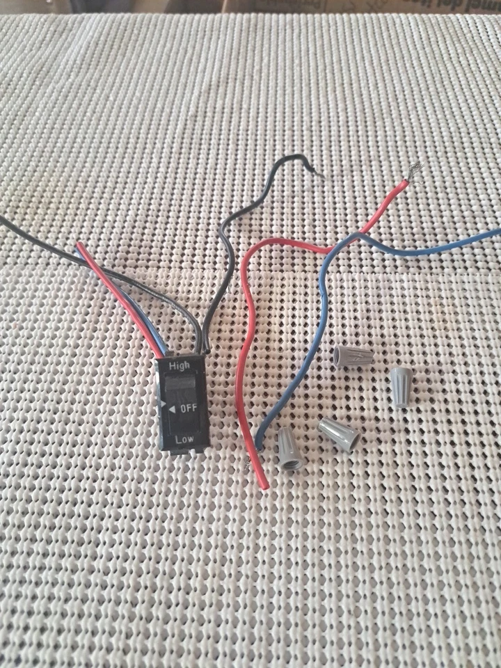 Interruptor de encendido/apagado para aspiradora Eureka Sanitaire, modelo S650.  Foto 1 de 4