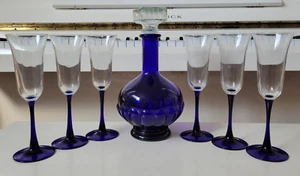 COBALT BLUE ROUND BUBBLED DECANTER WITH SQUARE STOPPER AND 6 LUMINARC GOBLETS - Picture 1 of 12