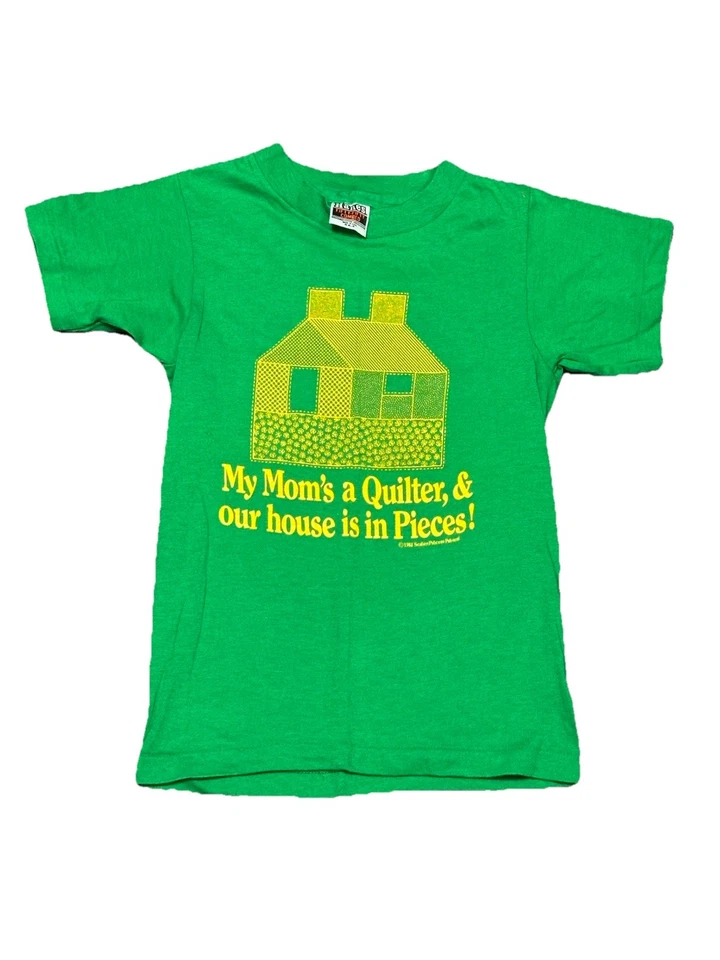Niños vintage años 80 “My Moms A Quilter & Our House Is In Pieces” talla pequeña Foto 1 de 4