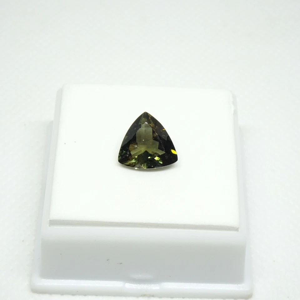 Piedra preciosa suelta Kornerupine verde 3,27 quilates - 10 mm Kornerupine Foto 1 de 4