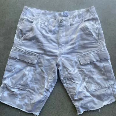 Bermuda cargo camuflada Armani Exchange masculina tamanho 29 cinza corte bainha crua botão mosca A - Imagem 1 de 3