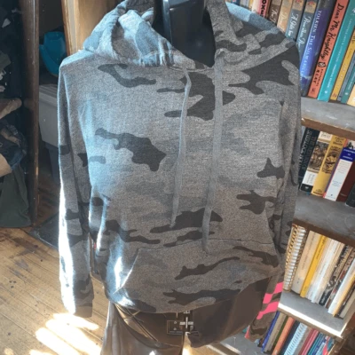 Sudadera con capucha Sundry gris y negro camuflaje súper suave ropa de salón 3/L Foto 1 de 3