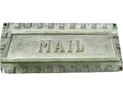 Ranura de correo vintage Art Deco de latón macizo con pátina Foto 1 de 4