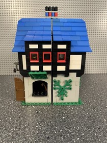 LEGO Castle 3739 Blacksmith Shop . 100 % Complete Set w / very nice minifigs