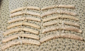 Lote de 13 perchas acolchadas satinadas blancas crema lencería sexy armario boudior de colección - Imagen 1 de 15