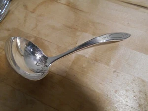 Gemeinschaftsteller 1917 ADAM Muster Saucenkelle Oneida Silberauflage 7017 - Bild 1 von 3