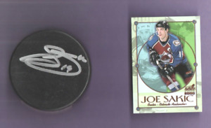 Joe Sakic, Colorado Avalanche / HHOF  signed hockey puck + hockey card