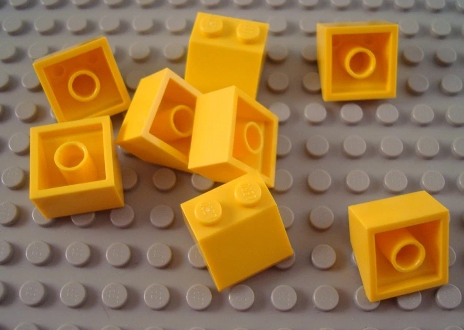 New LEGO Lot of 8 Yellow 2x2 Slopes - Image 1 of 1
