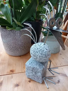 Steinvogel aus Granitstein und Edelstahl auf Granitstein sitzend - Bild 1 von 4