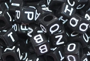 100pcs 6mm cube noir + blanc lettres de l'alphabet perles acryliques A-Z - Picture 1 of 1