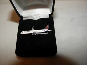 DELTA AIRLINES BOEING 737 AIRPLANE LAPEL TACK PIN PILOT F/A CHRISTMAS GIFT NEW - Picture 1 of 5