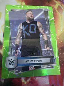 2025 Topps Chrome WWE Kevin Owens rifrattore verde #’d 11/99 - Foto 1 di 3