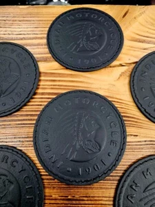 Premium Set di 6 sottobicchieri in pelle - logo indiano, nero, cuciture nere - Foto 1 di 4