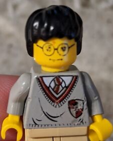LEGO Harry Potter Minifigure Gryffindor Shield Yellow Head 4729 4711 4730 4704