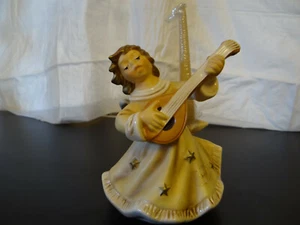 Göbel Engel mit Gitarre im Goldkleid mit Sternen. - Bild 1 von 5