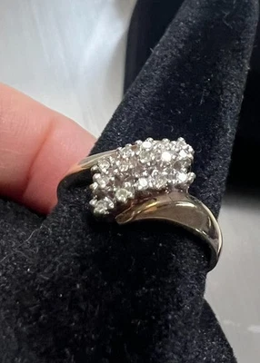 HERMOSO anillo de cóctel con racimo de diamantes - oro de 10 K Foto 1 de 4