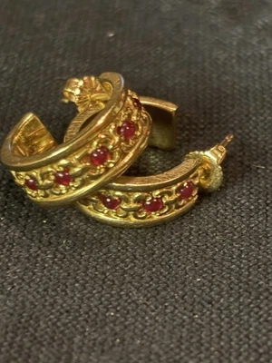 Pendientes Huggie Henry Dankner Vintage Oro Amarillo 14K y Rubí Cabujón Foto 1 de 4