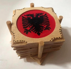NEU ALBANIEN ADLER HOLZ QUADRATISCH TASSE UNTERTASSEN 6 STÜCK - GLASBECHERHALTER - 8,7 CM X 8,7 CM - Bild 1 von 11