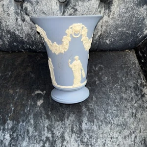 RARE WEDGWOOD BLUE JASPER WARE LIONS HEAD & GARLAND NEOCLASSICAL VASE 6 INCH H - Picture 1 of 5