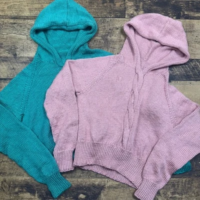 Suéter con capucha tejido a mano grueso tejido con cable verde azulado y rosa pequeño para mujer Foto 1 de 4