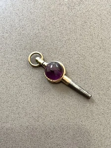 Antike viktorianische lila Amethyst Cabochon Taschenuhr Schlüssel Anhänger Charm Anhänger S - Bild 1 von 5