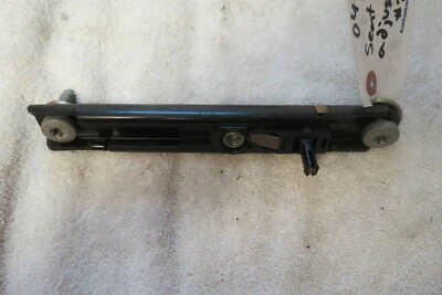 02 03 04 05 Saturn Vue RH Seat Belt Height Adjuster 22668048 OEM 1879C - Изображение 1 из 4