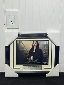 Anjelica Huston Signed And Framed 8x10 Photo “The Addams Family” Beckett - Picture 1 of 2