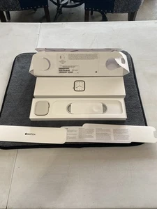 Apple Watch Series 7 45mm Aluminum Case, NO BANDS, NEW OPEN BOX. - Photo 1 sur 5
