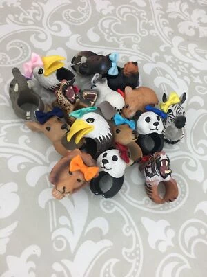 Lindo anillo de plástico con lazo de animales salvajes feroces Foto 1 de 4