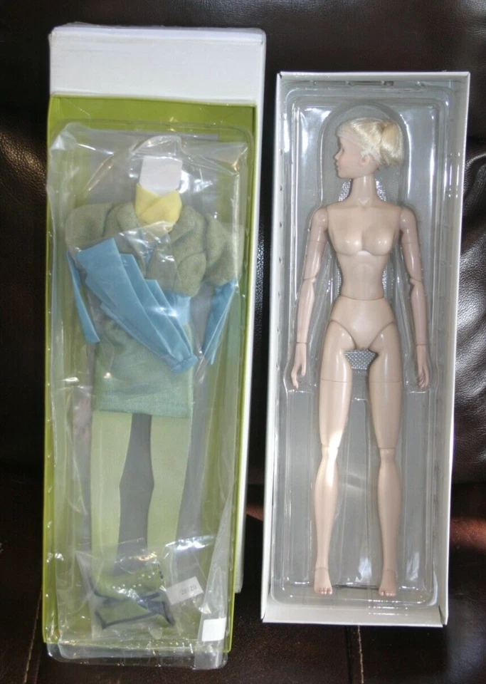 Victorian Inspired Urban Vita On The Avenue Nude Horsman Doll Vinyl 28124