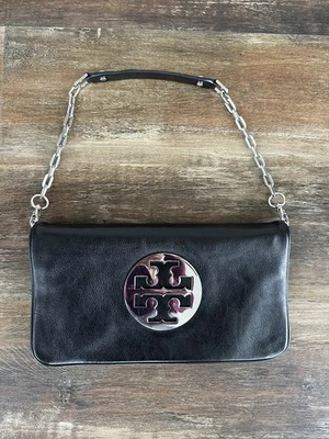 Bolso sin asas Tory Burch Reva de cuero negro plegable correa de cadena plateado Foto 1 de 4