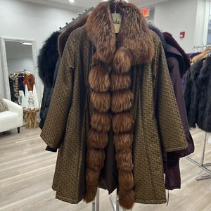 Chubasquero Guy LaRoche Furs GL estampado de logotipo con ribete de piel de zorro natural 42 nuevo con etiquetas - Imagen 1 de 8
