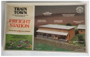 Kit "Estación de Carga" Ciudad de Tren Escala N; (Bachmann #57-1552) - Nuevo en Caja Sellado - Imagen 1 de 3