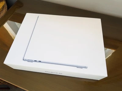  Apple MacBook Air M4 13.6" Sky Blue, 16GB RAM, 256GB SSD - Battery Cycles 36 - Image 1 of 4