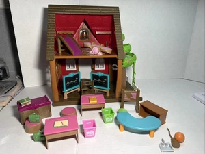 Li'l Woodzeez Woodland Schulhaus Spielset und Zubehör nicht vollständig LESEN - Bild 1 von 14