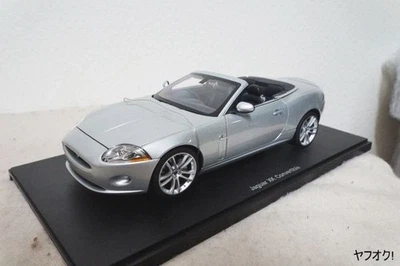 AutoArt Jaguar XK Convertible 1 18 mini car silver - Image 1 of 3