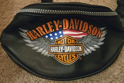 Usada en Excelente Condición**Riñonera Harley-Davidson Negra Imitación Cuero Correa Ajustable Cierre con Cremallera Foto 1 de 2