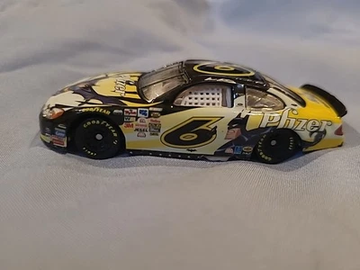 1:64 2004 HOT WHEELS RACING JUSTICE LEAGUE #6 BATMAN PFIZER MARK MARTIN NASCAR  - Image 1 of 4