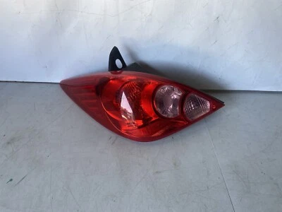 Luz trasera izquierda Nissan Versa 2007-2011 hatchback OEM Foto 1 de 4