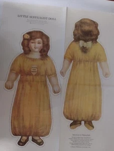 Stoffreproduktion "Kleine Suffragistenpuppe" stimmt für Frauenrechte - Bild 1 von 2