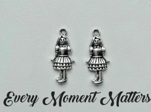 10 x Tibetisches Silber ALICE IM WUNDERLAND JUNGES MÄDCHEN 26x11mm Anhänger Charm - Bild 1 von 6