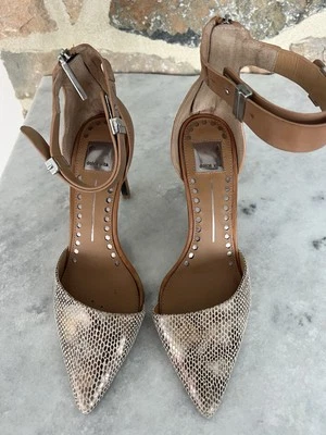 Tacones Dolce Vita de piel de serpiente con correa para el tobillo Foto 1 de 4