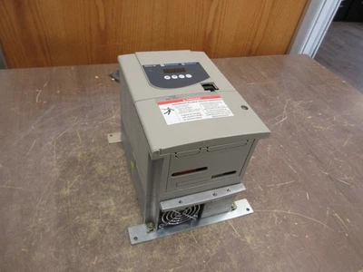 Schneider Electric Altivar 28 AC Drive ATV28HU54N4U 3HP 3Ph Usado - Imagem 1 de 4
