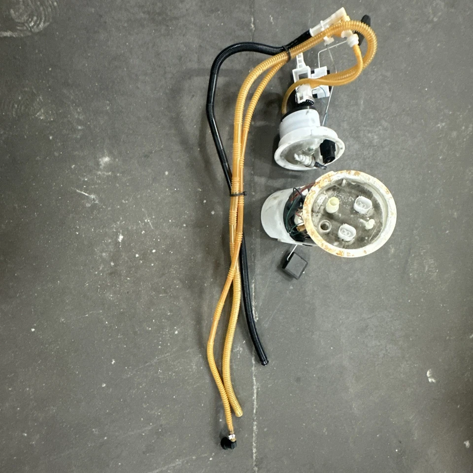 2006-2011 宝马 E90、E82 X1 燃油泵和燃油泵发送单元 + 传感器 Oem — 第 1/3 张图片