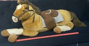 Jumbo Hug Fun Pferd mit Sattel sitzend auf Plüschkissen Stofftier braun - Bild 1 von 10
