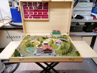 Eisenbahnkoffer aus Holz mit Noch 87050 N Z Fertiggelände "Sonnenalpe" 74x51 cm - Bild 1 von 4