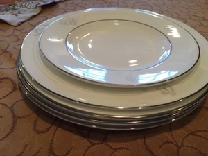 ROYAL DOULTON~ Mystique H5093~ 4 Luncheon Plates & 1 Bread and Butter Plate - Picture 1 of 8